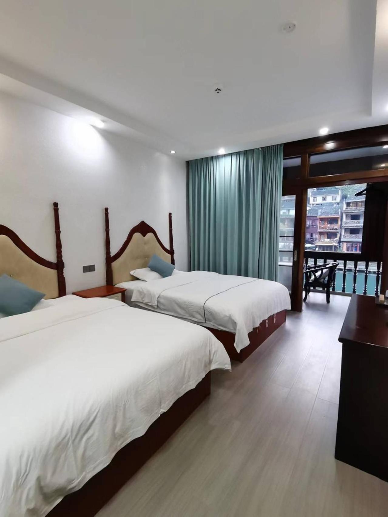 Fenghuang Ancient Town Lazy Cat Riverside Inn Экстерьер фото