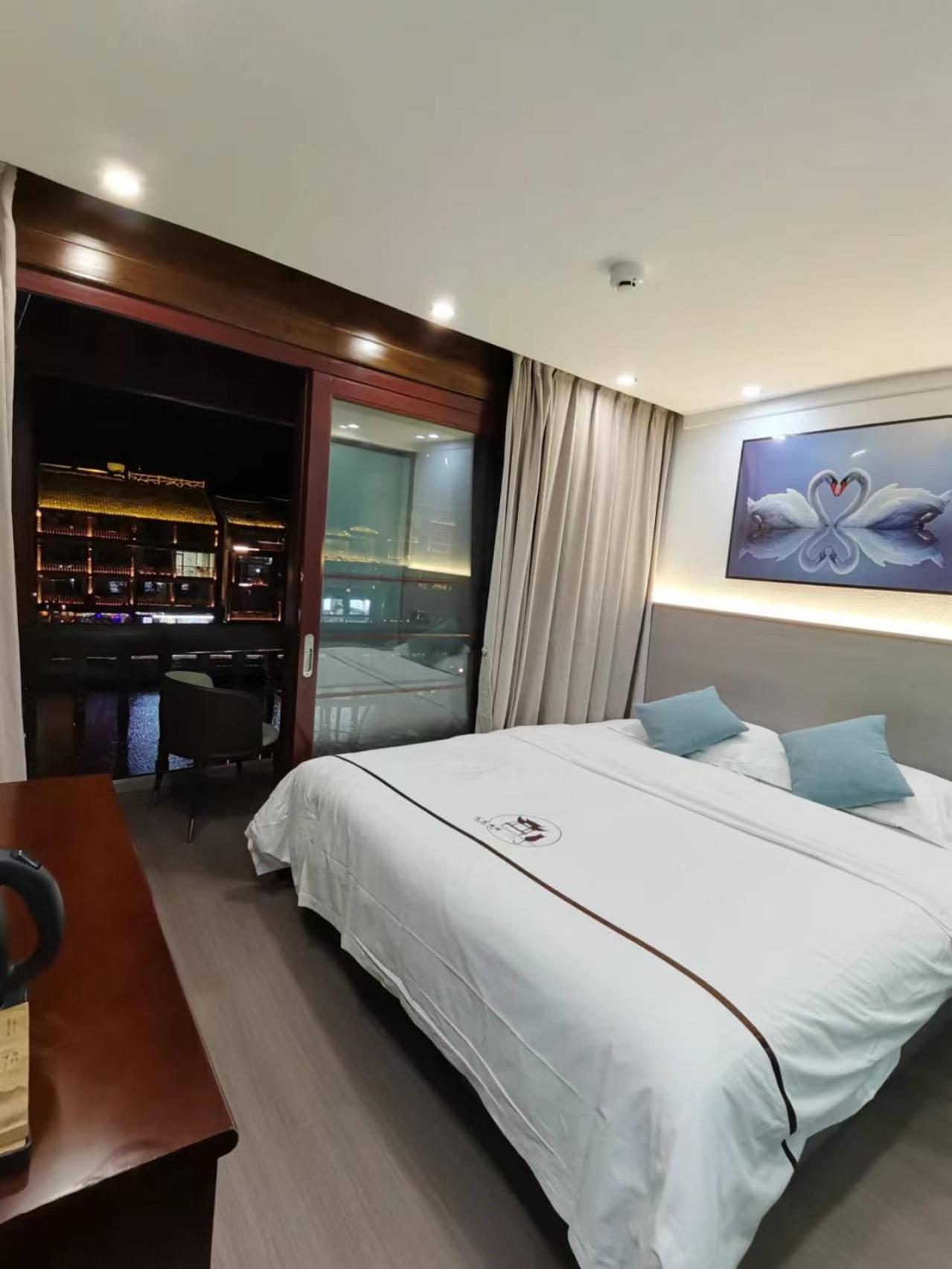 Fenghuang Ancient Town Lazy Cat Riverside Inn Экстерьер фото