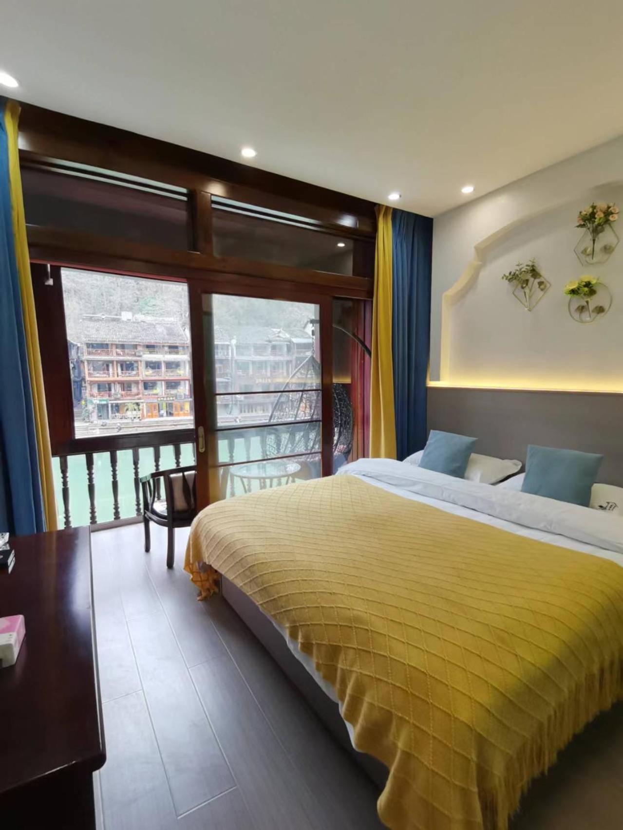Fenghuang Ancient Town Lazy Cat Riverside Inn Экстерьер фото