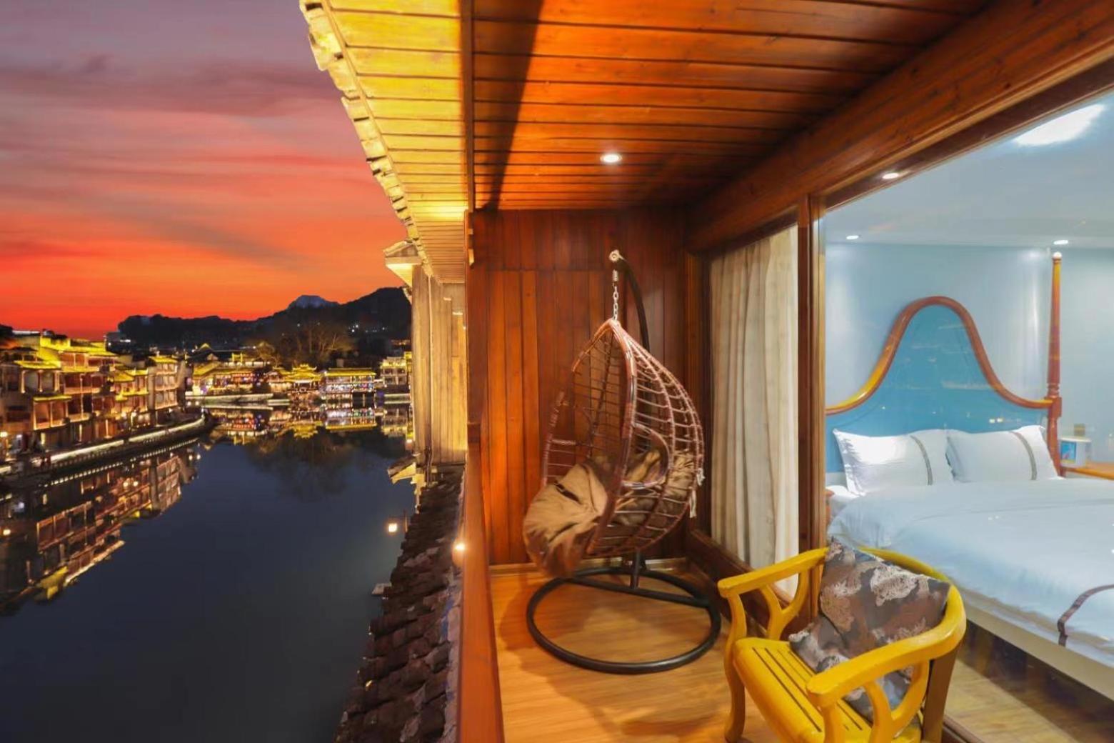 Fenghuang Ancient Town Lazy Cat Riverside Inn Экстерьер фото