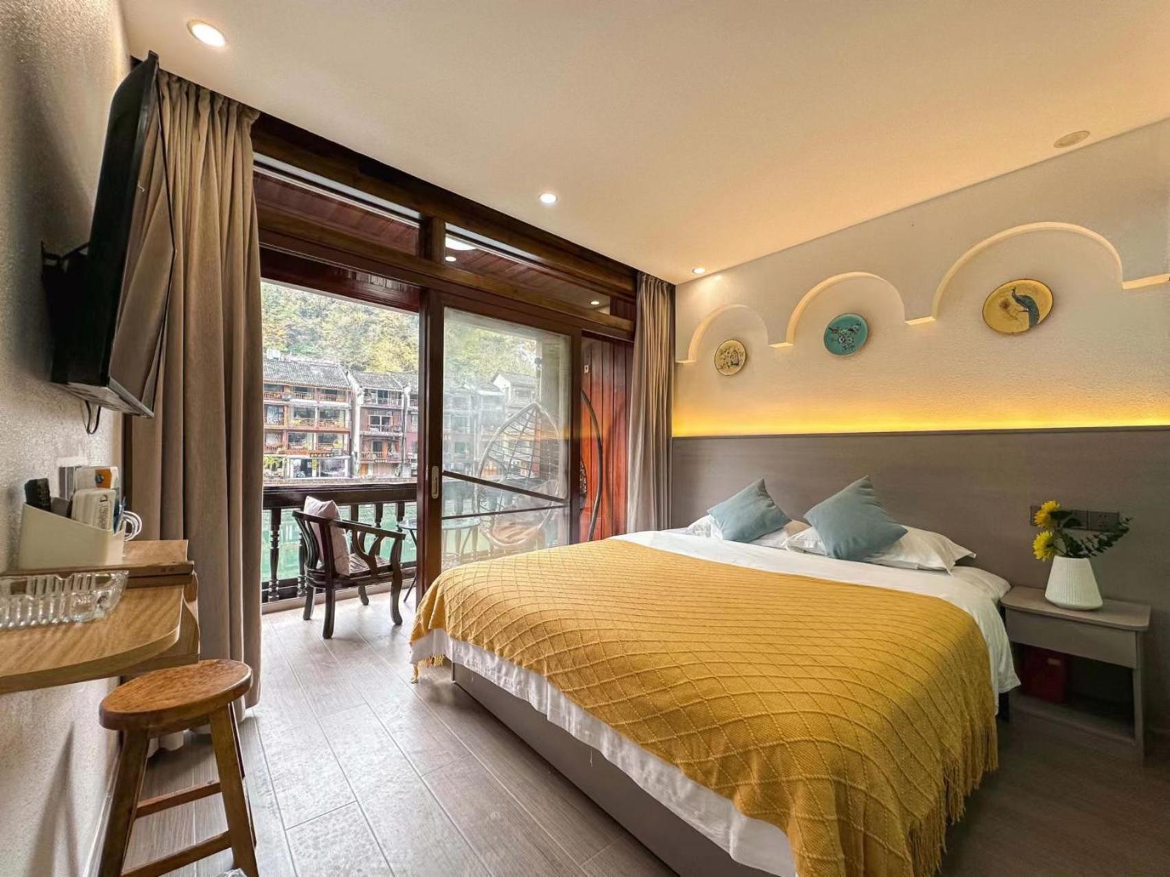 Fenghuang Ancient Town Lazy Cat Riverside Inn Экстерьер фото