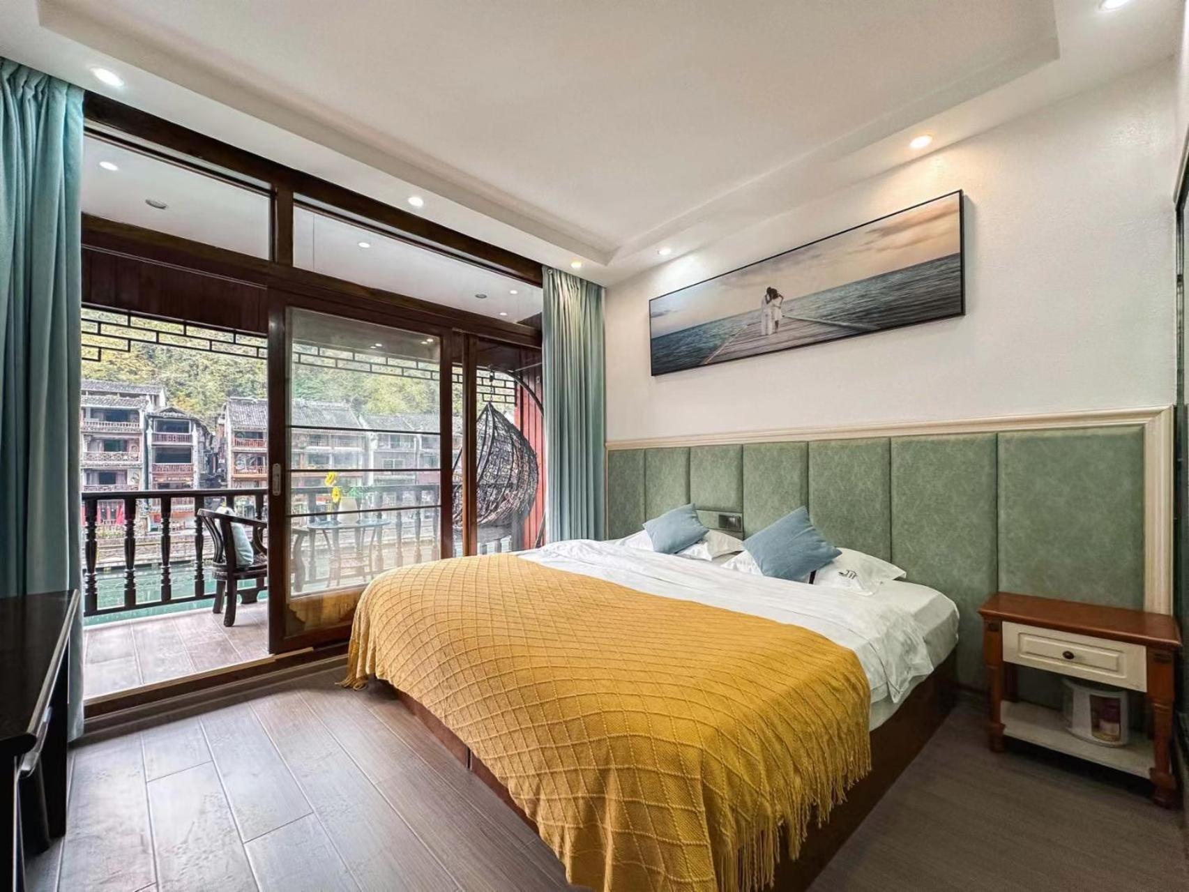 Fenghuang Ancient Town Lazy Cat Riverside Inn Экстерьер фото