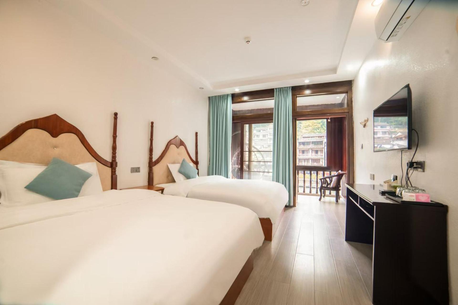 Fenghuang Ancient Town Lazy Cat Riverside Inn Экстерьер фото