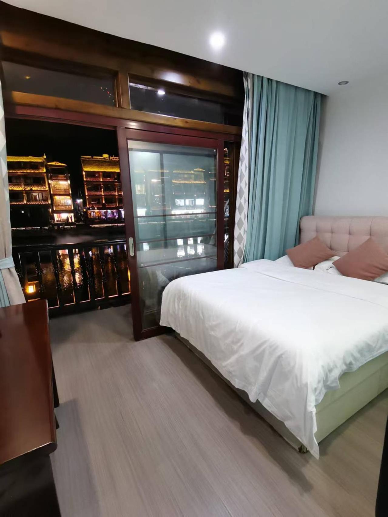 Fenghuang Ancient Town Lazy Cat Riverside Inn Экстерьер фото