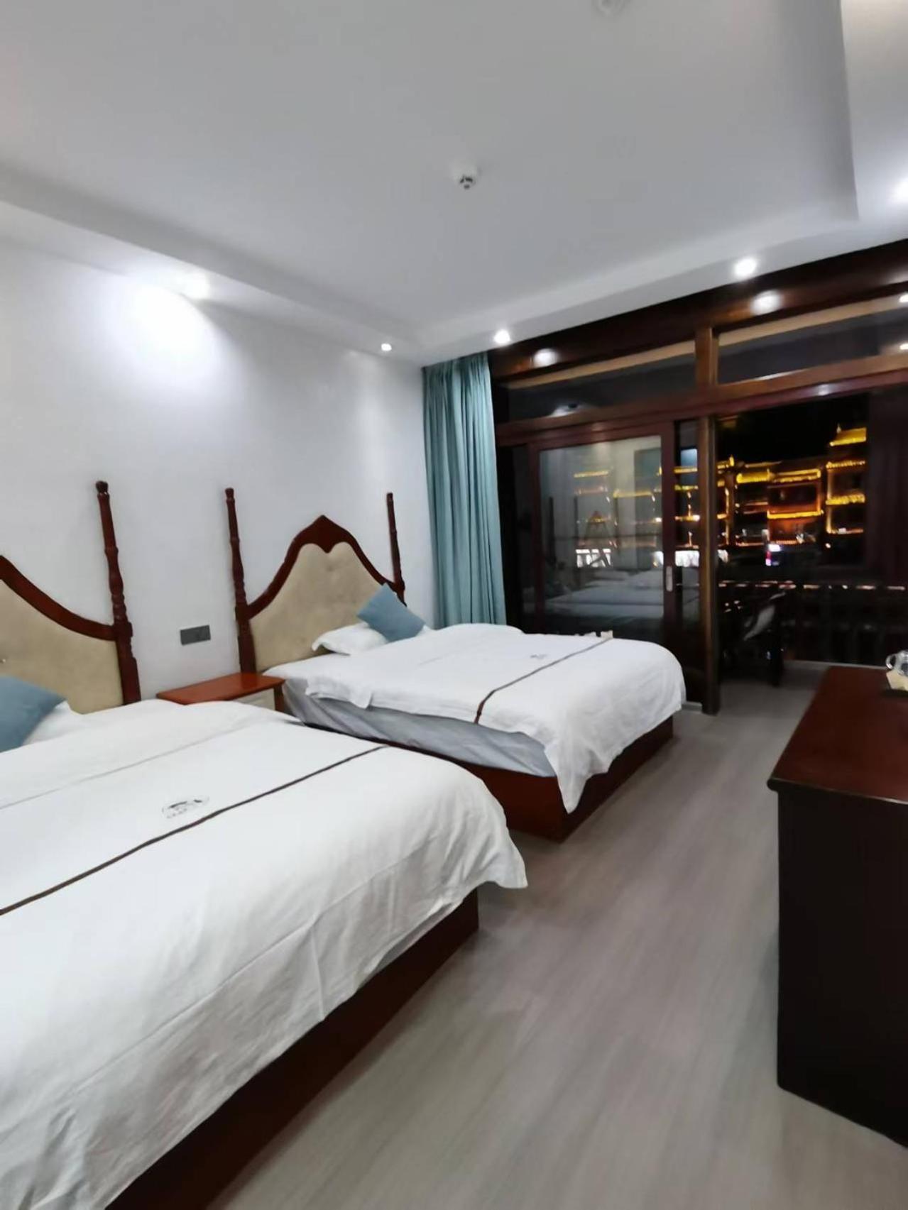 Fenghuang Ancient Town Lazy Cat Riverside Inn Экстерьер фото