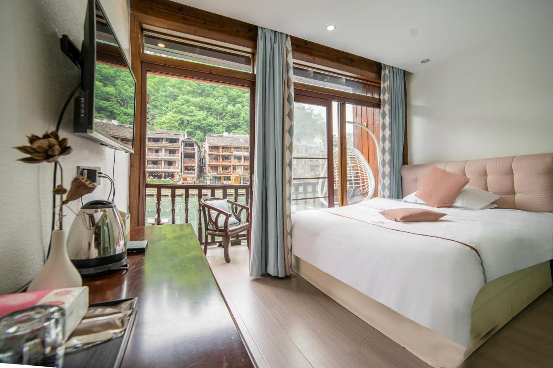 Fenghuang Ancient Town Lazy Cat Riverside Inn Экстерьер фото