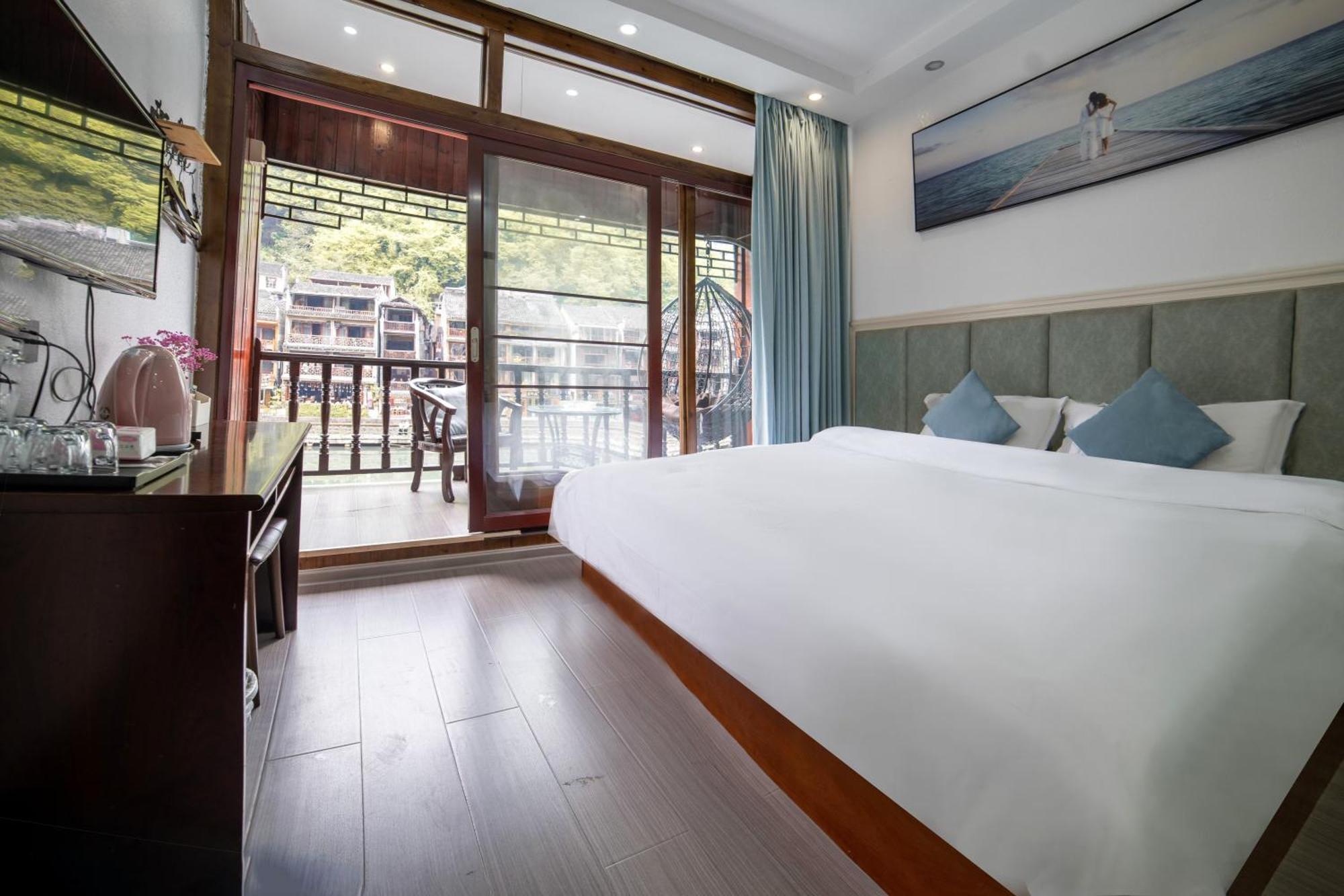 Fenghuang Ancient Town Lazy Cat Riverside Inn Экстерьер фото