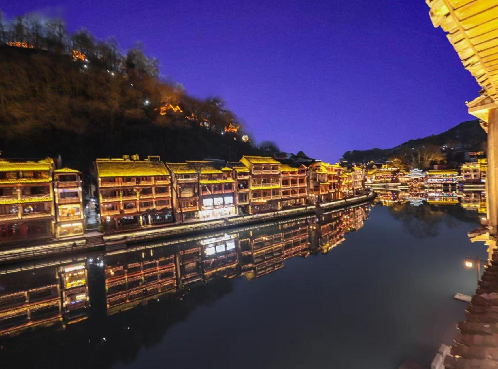 Fenghuang Ancient Town Lazy Cat Riverside Inn Экстерьер фото