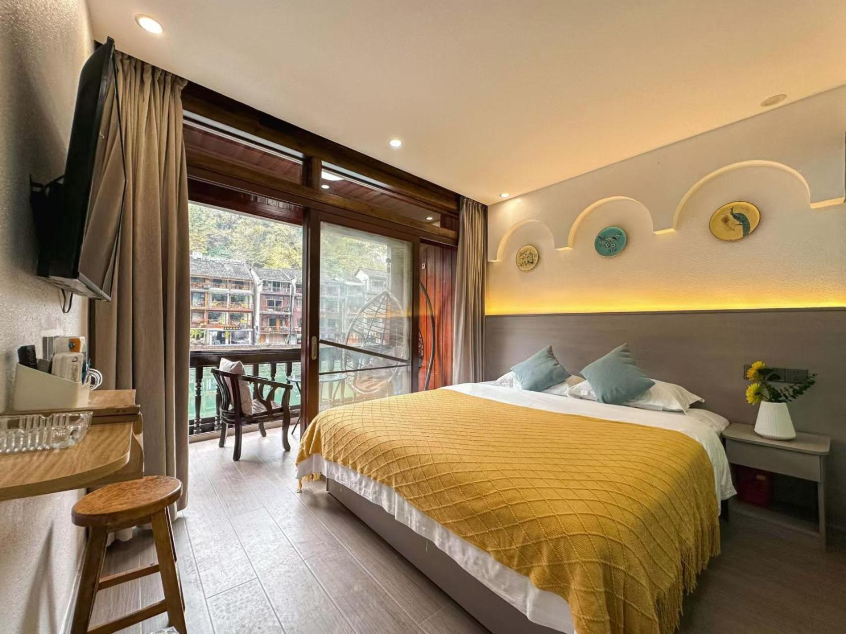 Fenghuang Ancient Town Lazy Cat Riverside Inn Экстерьер фото