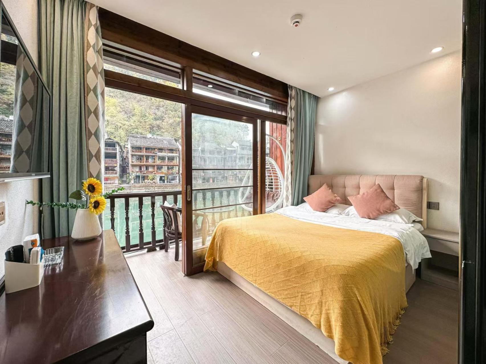 Fenghuang Ancient Town Lazy Cat Riverside Inn Экстерьер фото