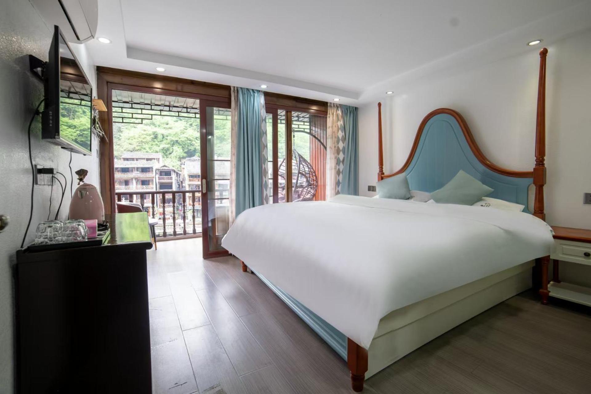 Fenghuang Ancient Town Lazy Cat Riverside Inn Экстерьер фото