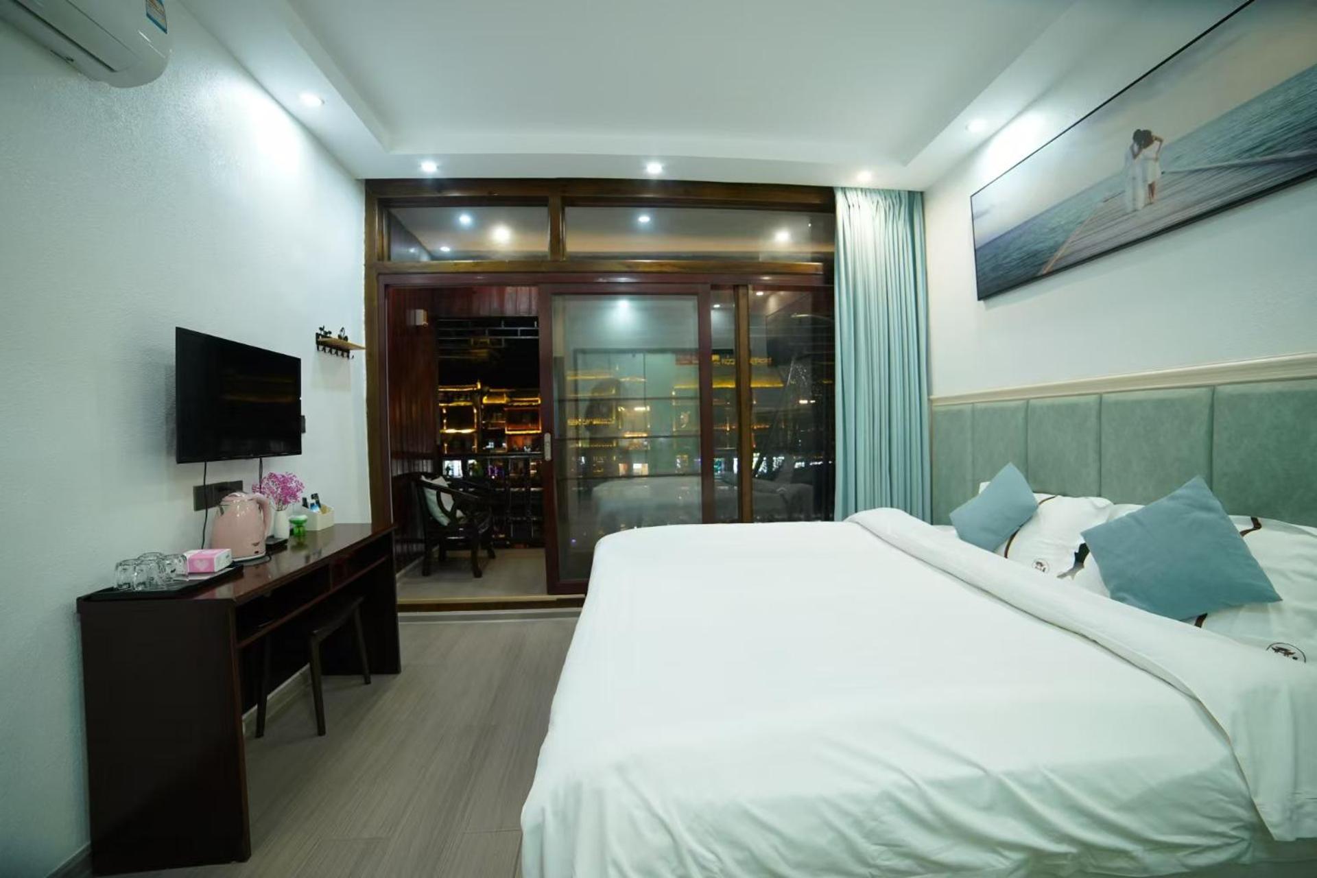 Fenghuang Ancient Town Lazy Cat Riverside Inn Экстерьер фото