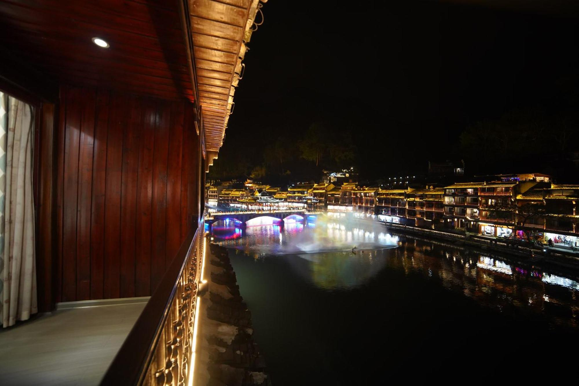 Fenghuang Ancient Town Lazy Cat Riverside Inn Экстерьер фото