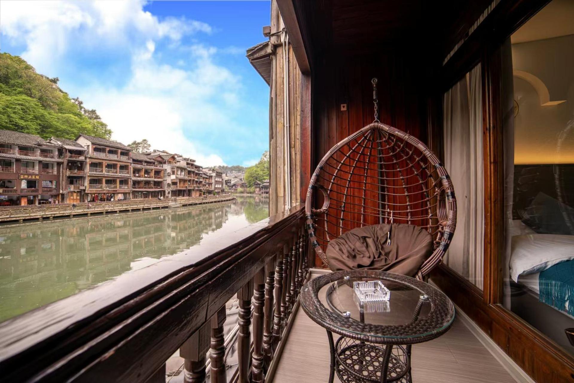 Fenghuang Ancient Town Lazy Cat Riverside Inn Экстерьер фото