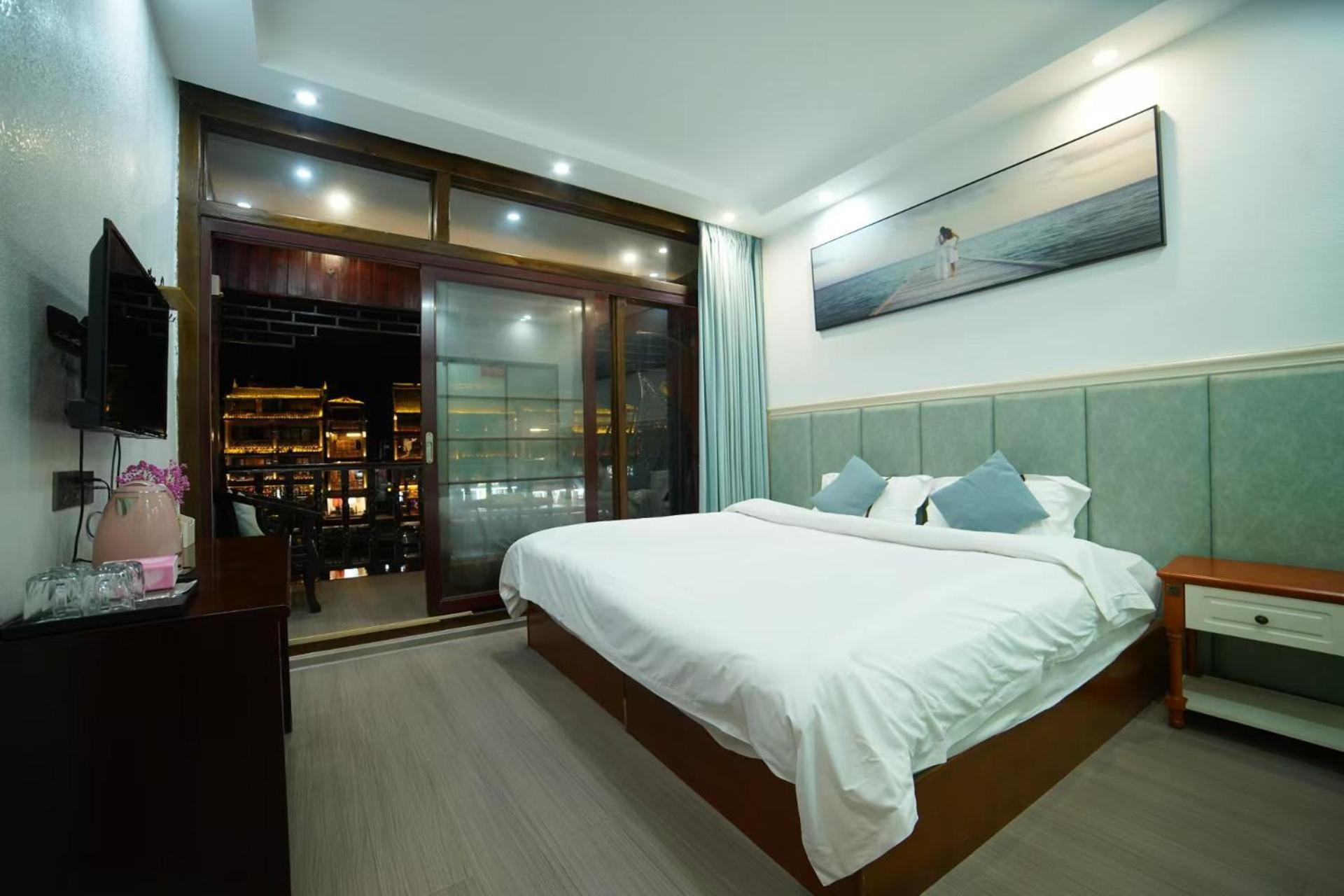 Fenghuang Ancient Town Lazy Cat Riverside Inn Экстерьер фото